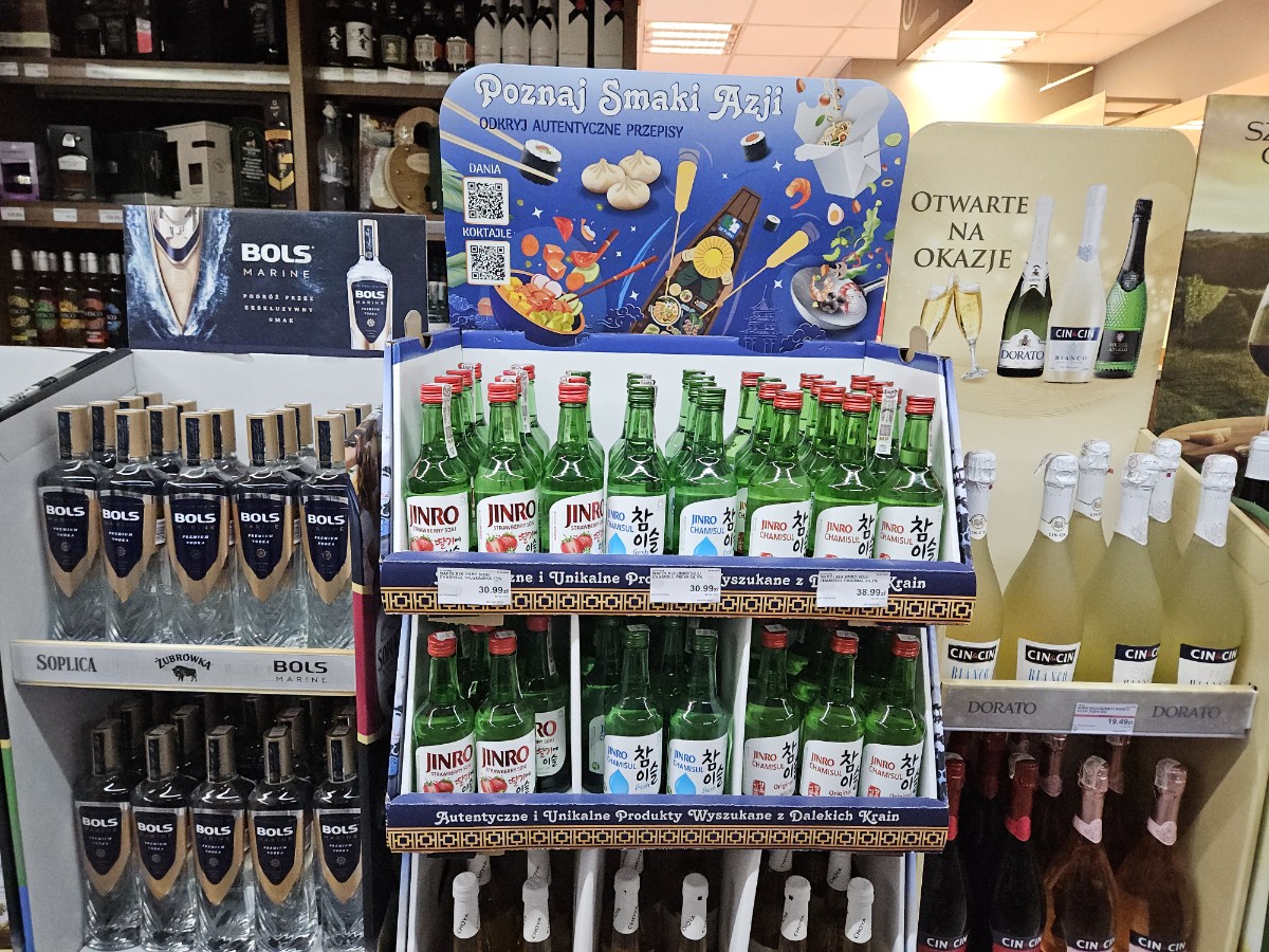 현지 대중 마트 주류코너에서도 손쉽게 찾아 볼 수 있는 한국 소주