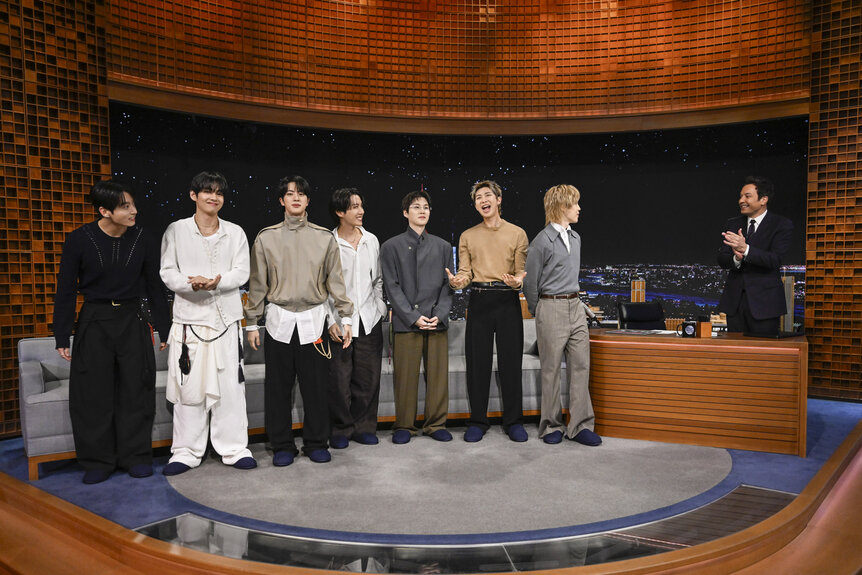 투나잇 쇼에 출연한 방탄소년단(BTS)와 진행자 지미 팰런