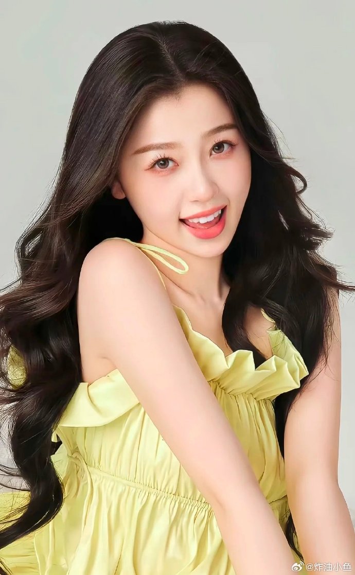 최예나와 함께 <캐치 캐치(Catch Catch)> 챌린지 콘텐츠를 선보이며 현지 온라인 화제성을 높인 중국 배우 겸 가수 위슈신(虞书欣)