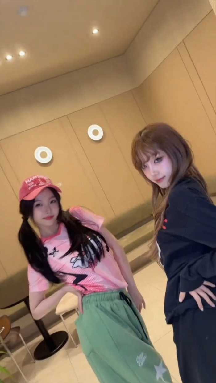 최예나와 위슈신(虞书欣)의 ‘캐치 캐치(Catch Catch)’ 챌린지 장면