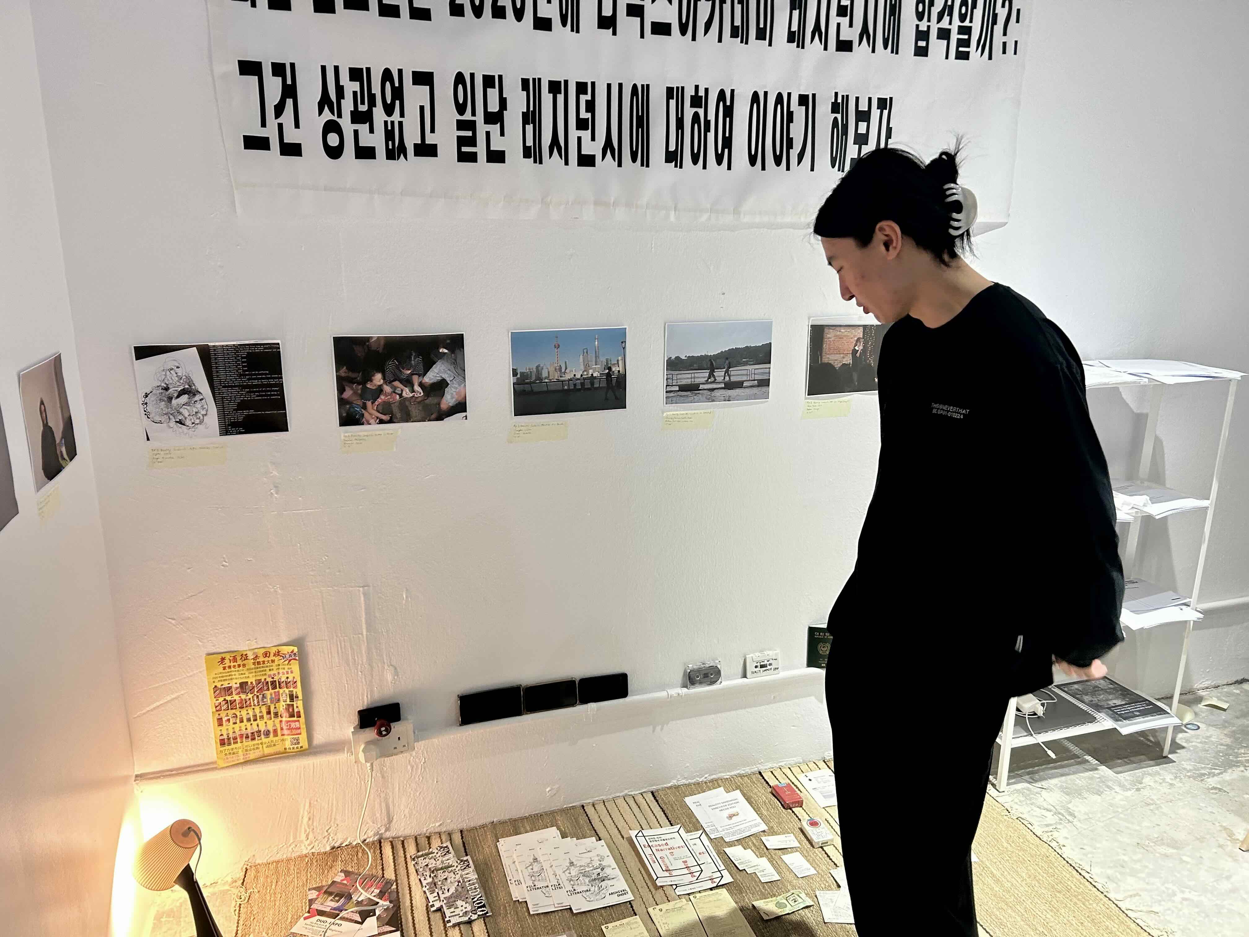 < 작업을 설명하는 김호빈 작가 - 출처: 통신원촬영 >