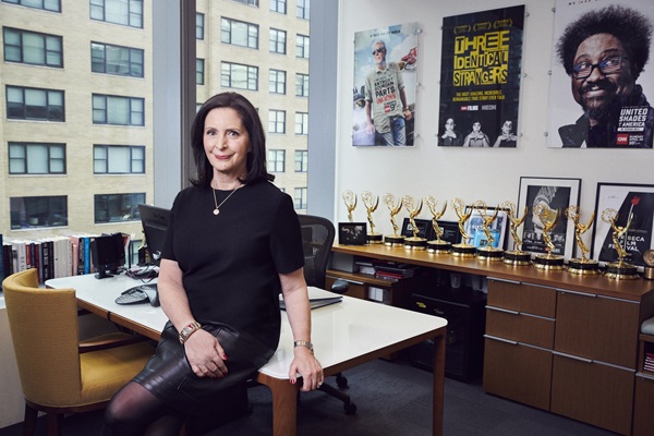 '케이-에브리띵(K-Everything)' 다큐멘터리를 총괄하는 제작자 중 한 명인 에이미 엔텔리스(Amy Entelis) 

            - 출처: '아이엠디비'(IMDb) 웹사이트 