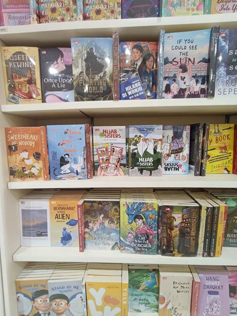 북부 자카르타 수메레콘 몰 그라메디아 서점 매대, 맨 윗칸에 액시 오의 『인니어(The Floating Word)』, 두 칸 아래에 
            『바다에 빠진 소녀(The Girl Who Fell Beneath The Sea)』가 보인다 - 출처: 통신원 촬영