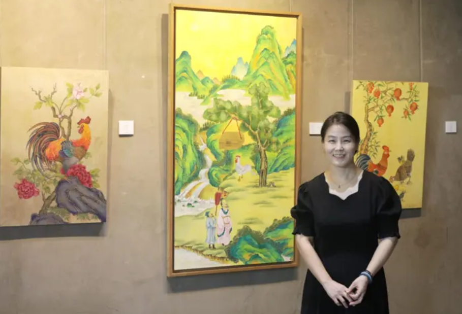 '말레이시아에서 한국의 봄' 전시 중. 작가가 작품 앞에서 환하게 웃고 있다. - 출처: '더 스타(The Star)' 