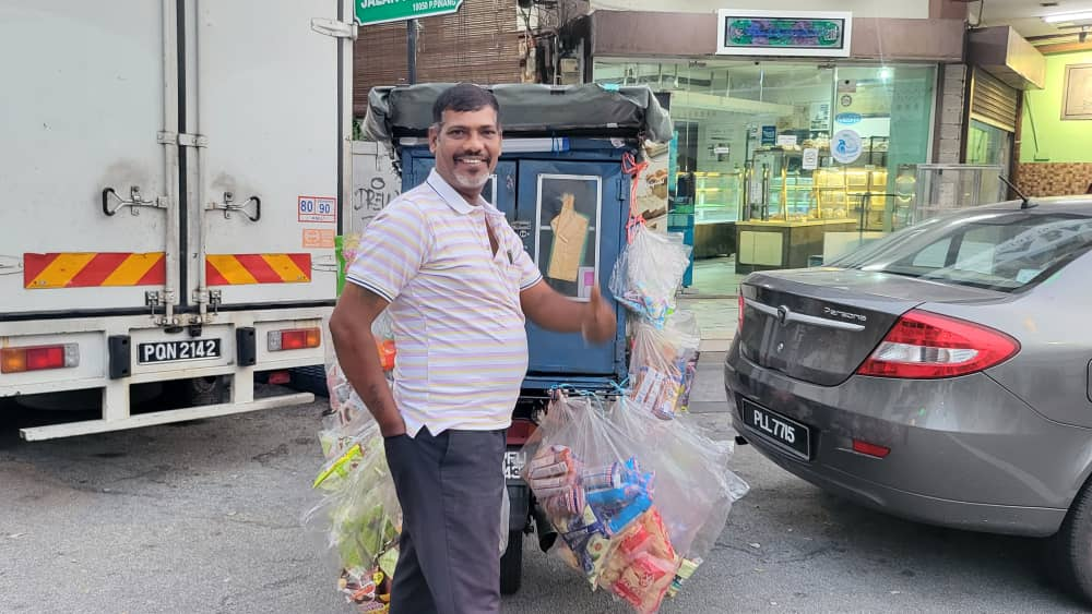 말리아 베이커리(Malia Bakery)의 로띠 뱅갈리(Roti Benggali)를 판매하는 로띠맨이 환하게 웃고 있다.- 출처: 통신원 촬영
