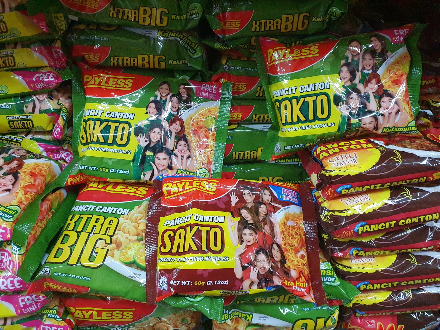  필리핀의 페이레스(Payless) 라면 광고에서 나온 비니(BINI)