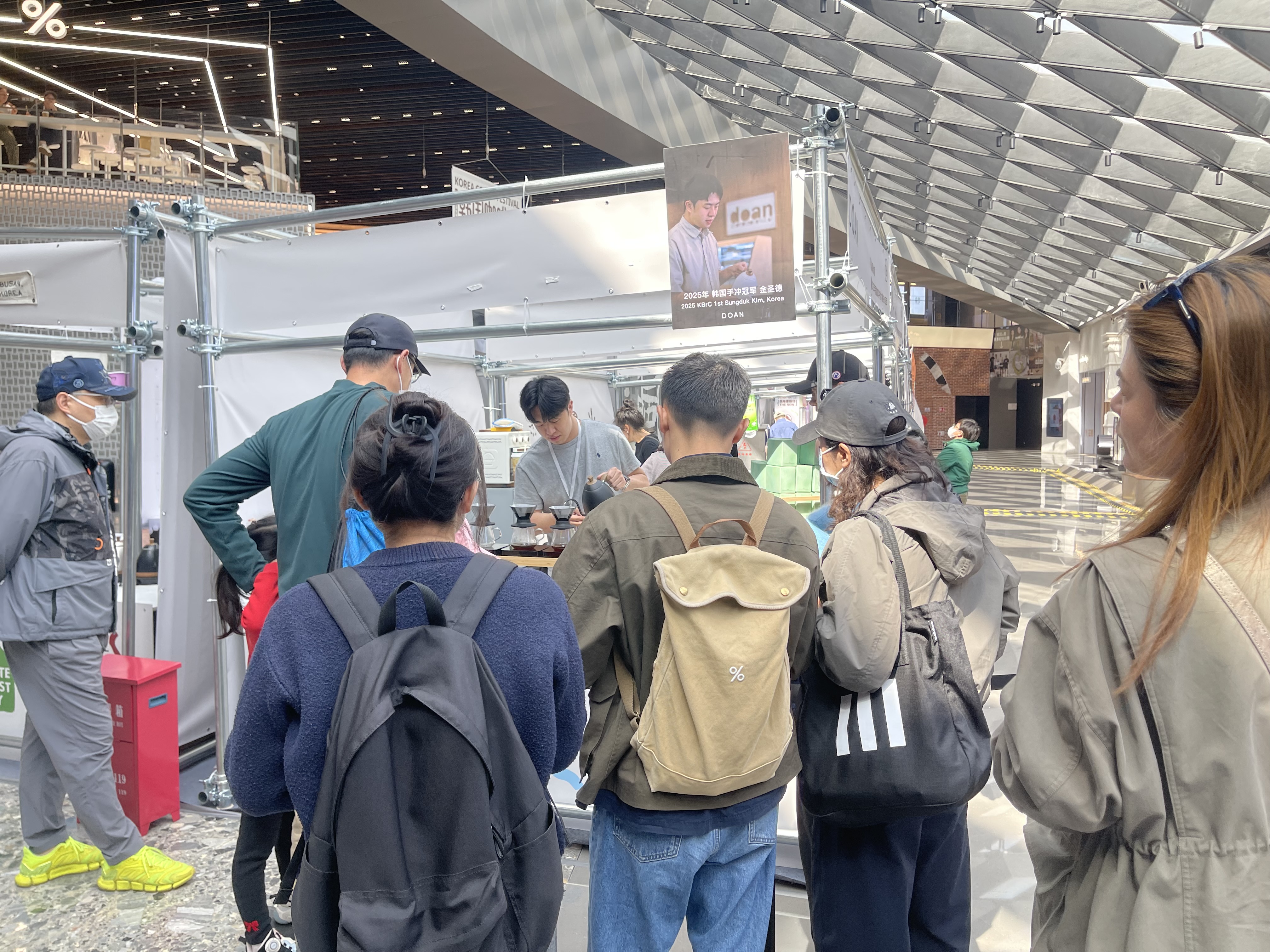 바리스타(barista) 시연을 지켜보는 현장 방문객들 