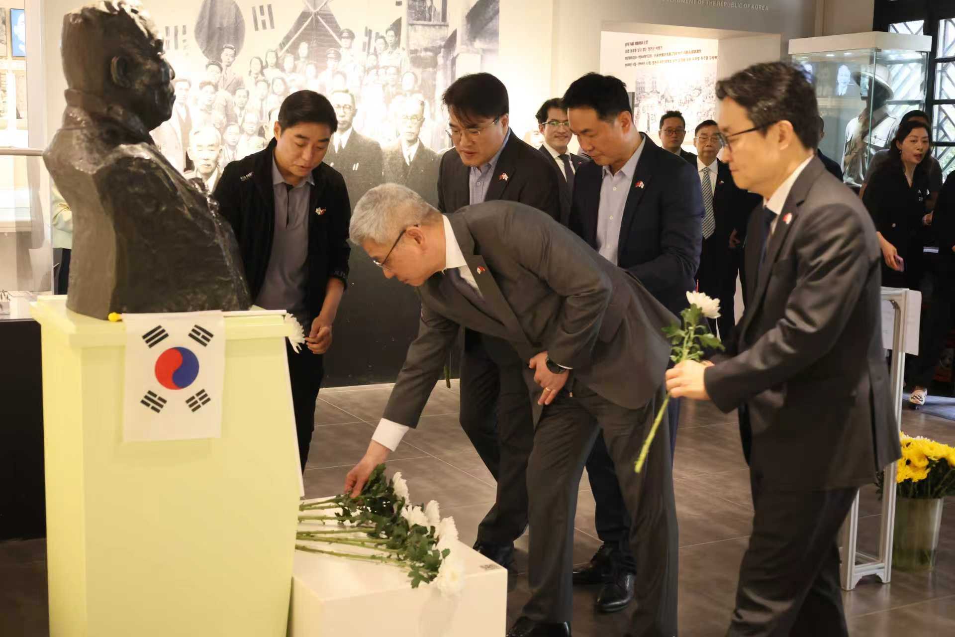 기념식 시작 전 김구 선생의 동상 앞에 헌화를 하는 모습