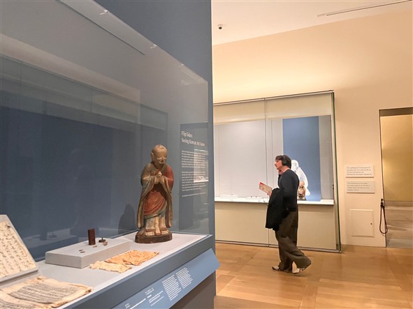 이면의 재발견: 한국 미술을 새롭게 보다(Flip Sides: Seeing Korean Art Anew)' 전시가 열리는 한국관 사진 2