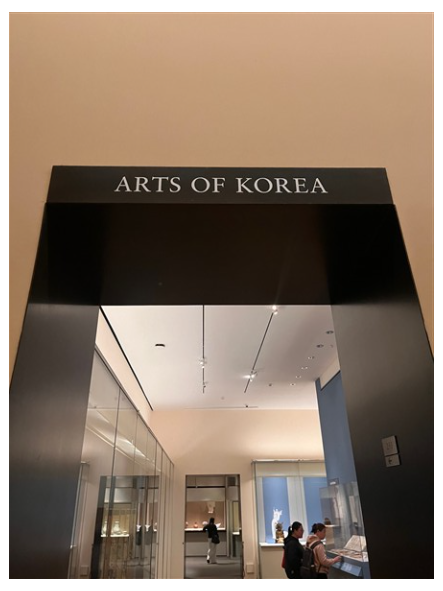 이면의 재발견: 한국 미술을 새롭게 보다(Flip Sides: Seeing Korean Art Anew)' 전시가 열리는 한국관 사진 1