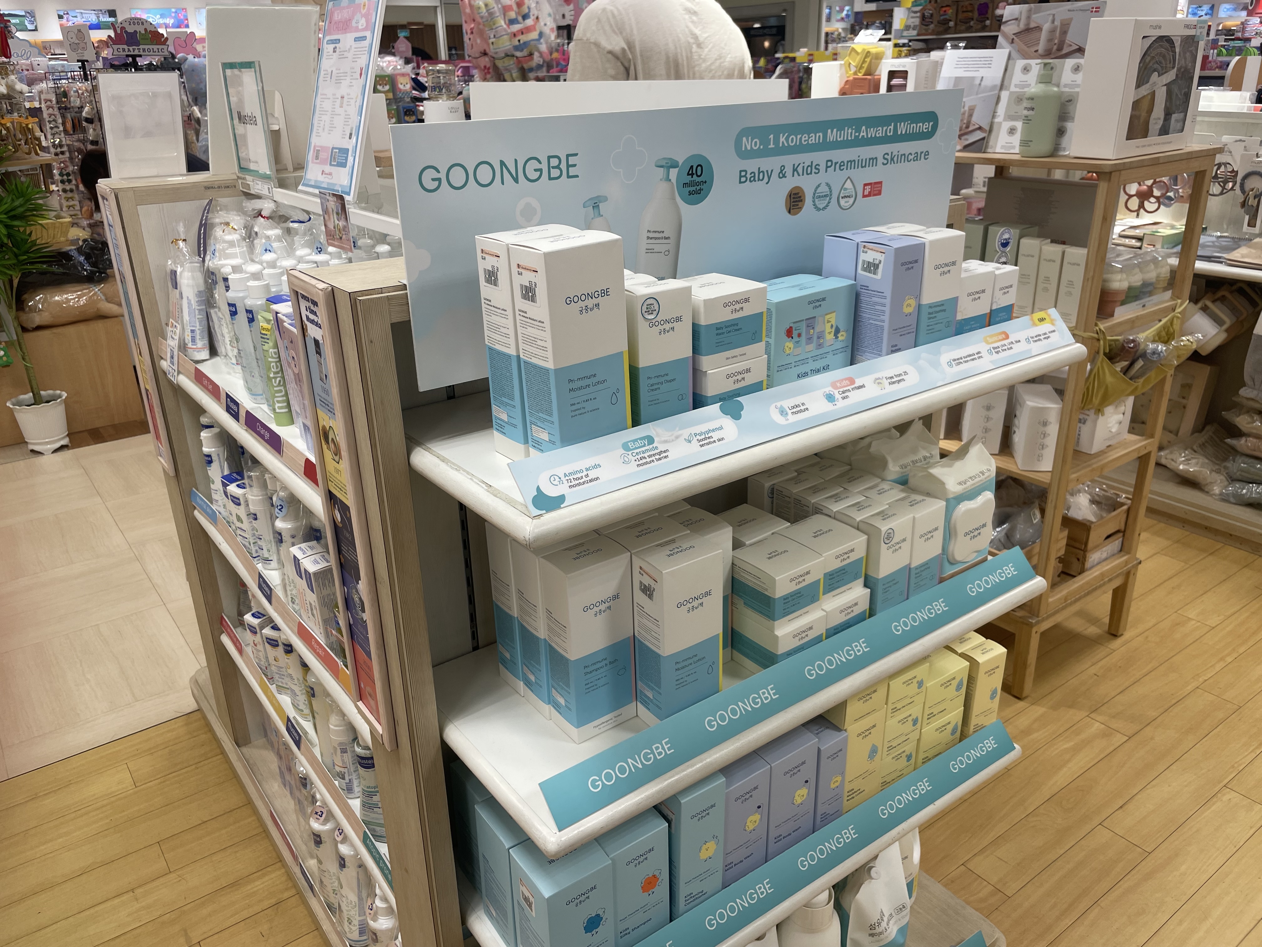 타카시마야(Takashimaya) 유아 매장 내 궁비(GOONGBE) 전용 진열대 – 출처: 통신원 촬영