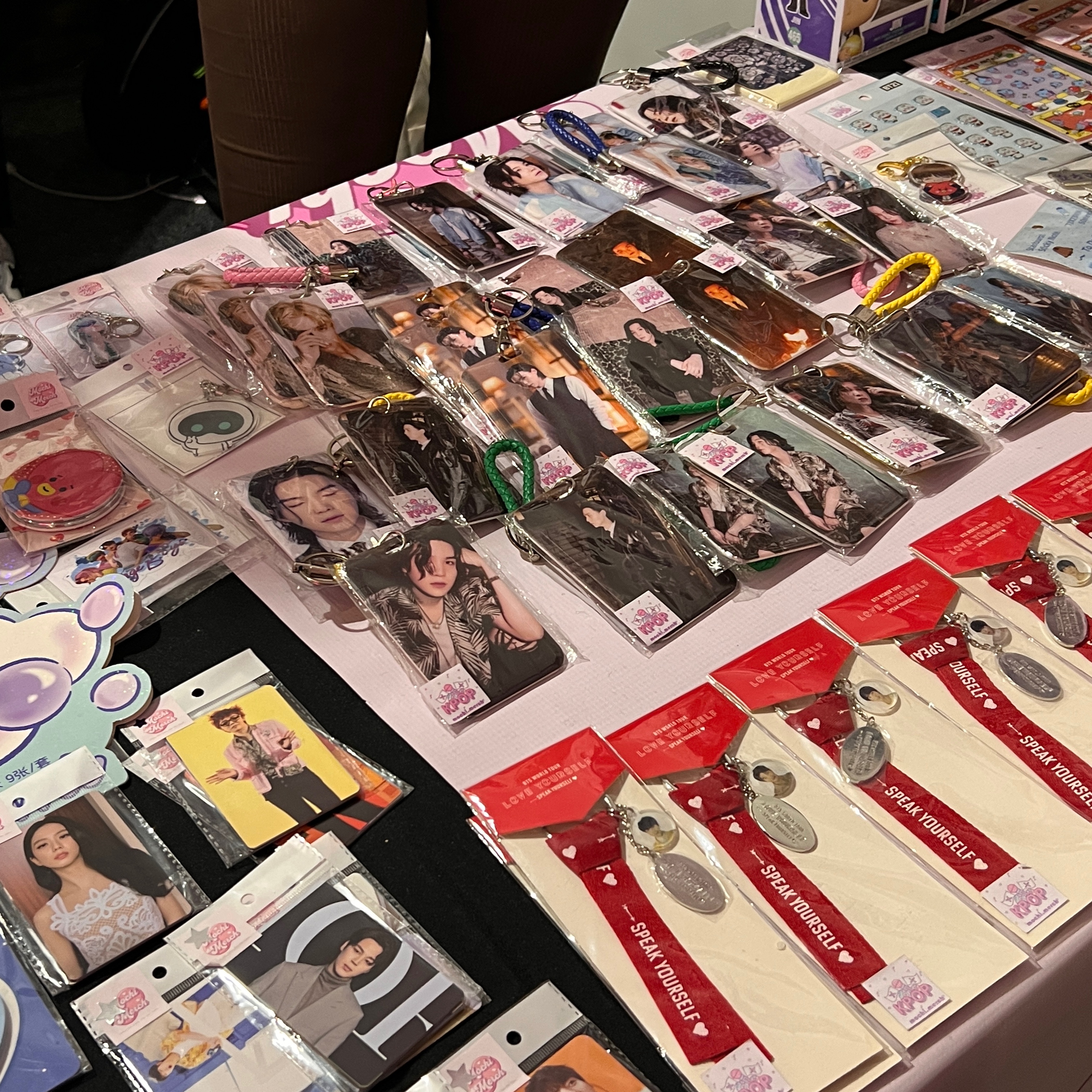 < (좌) '케이팝 데몬 헌터스(KPop Demon Hunters)' 컵, (우) 아이돌 포토카드(Photo Card) - 출처: 통신원 촬영 >

    