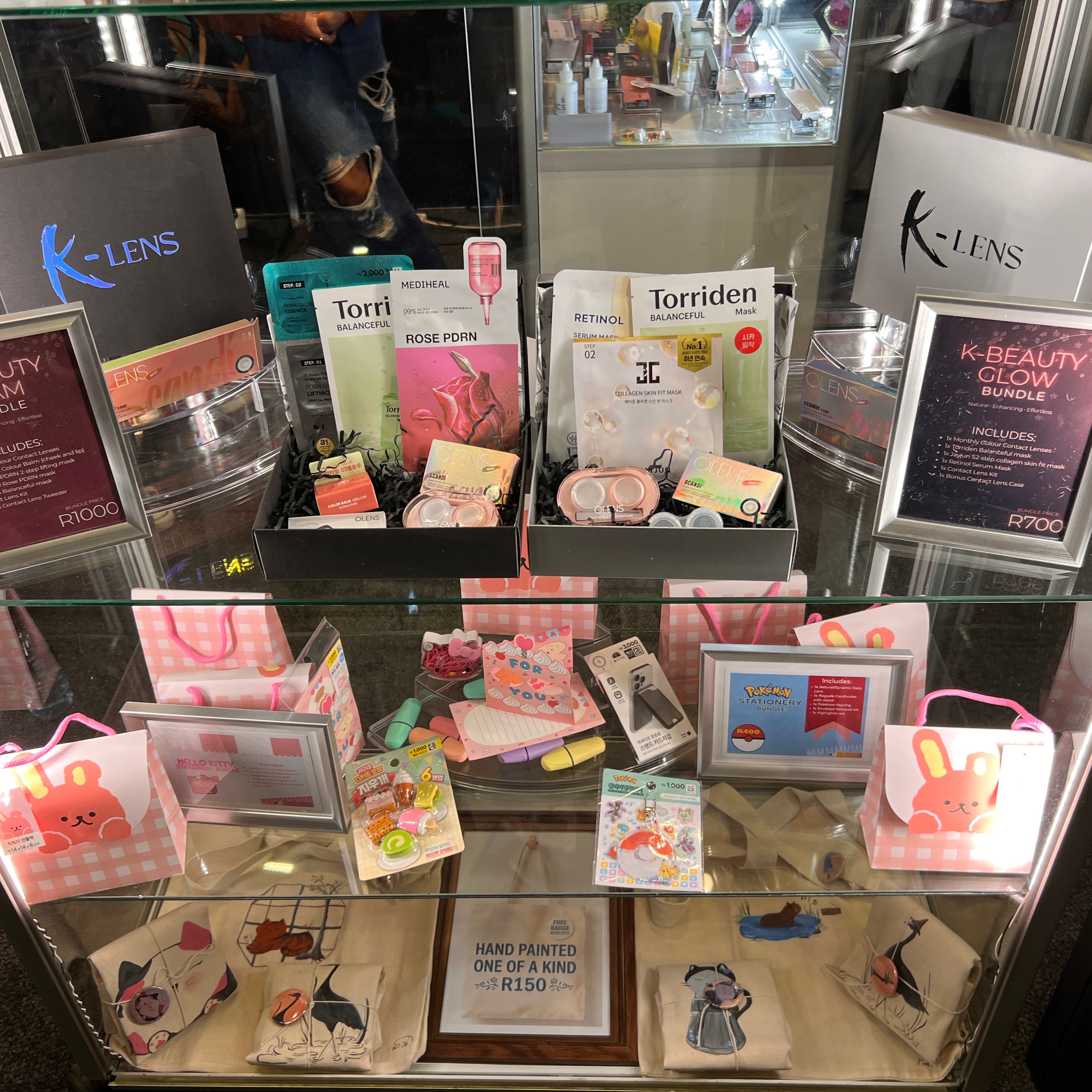 < '케이렌즈(K-LENS)'에서 판매하는 컬러 렌즈와 한국 화장품 진열대 - 출처: 통신원 촬영 >