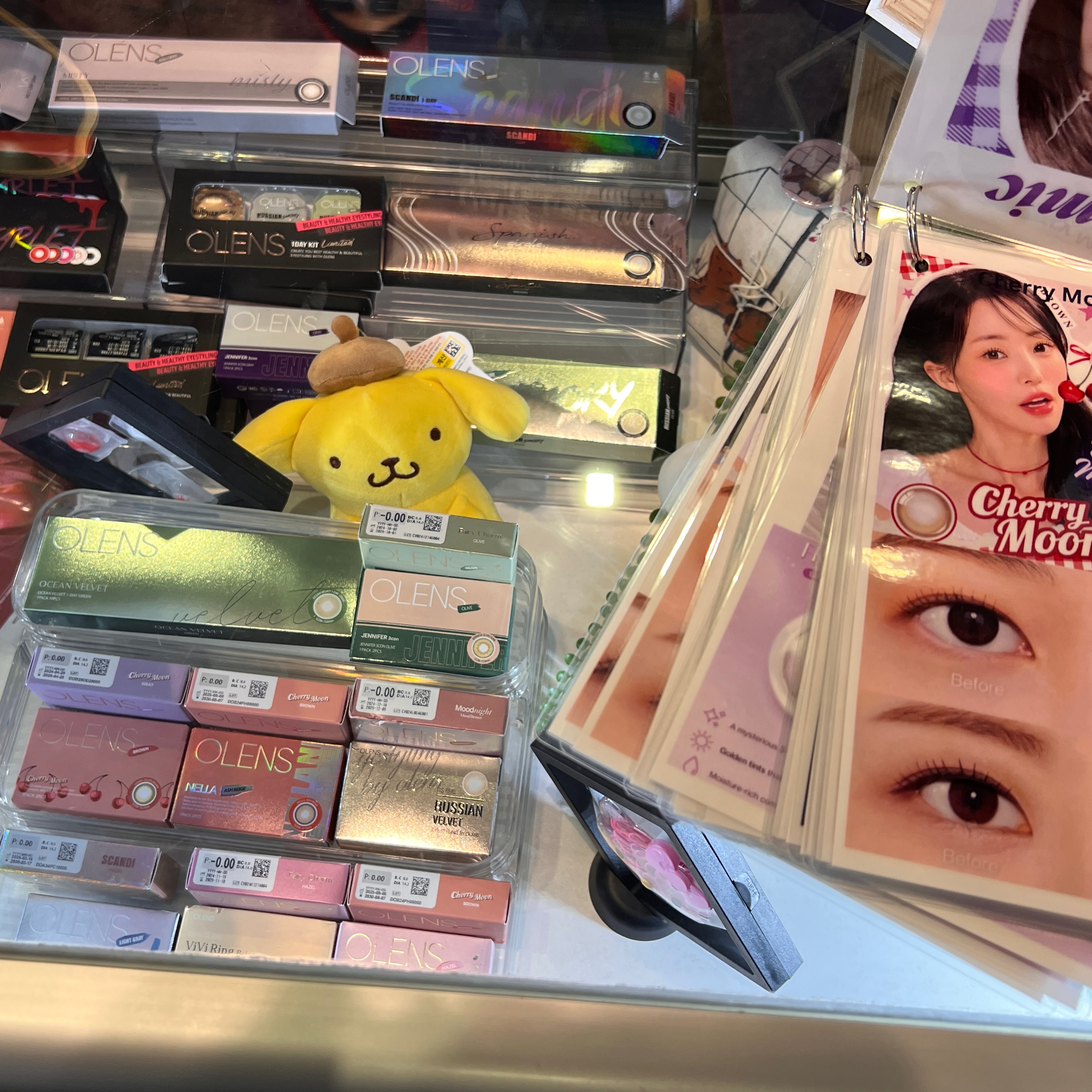 < '케이렌즈(K-LENS)'에서 판매하는 컬러 렌즈와 한국 화장품 진열대 - 출처: 통신원 촬영 >