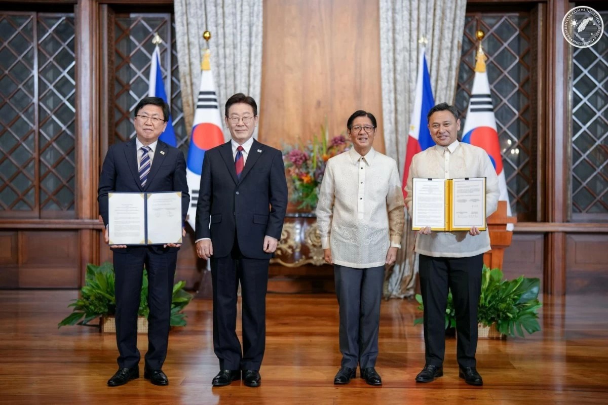 공립학교 내 한국어 교육 확대를 위한 양해각서 교환 중인 한국과 필리핀 정상 
    