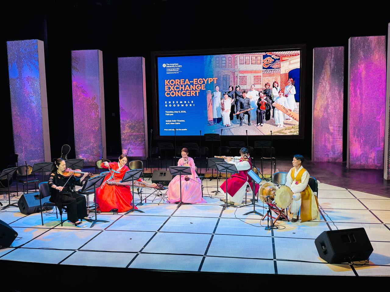 이번공연을 위해 특별히 작곡된 곡을 연주하는 앙상블 굿모리(우)의 모습 -출처:통신원촬영