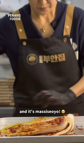한국 고급 바비큐(BBQ) 프랜차이즈 중 한 곳에서 김치를 담그는 모습 

	- 출처: 페낭 푸디 페이스북 계정(@penangfoodie)