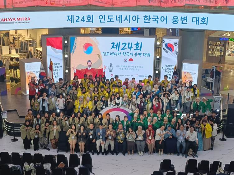 제24회 인도네시아 한국어 웅변대회 참가자 단체 사진 - 출처: 통신원 촬영