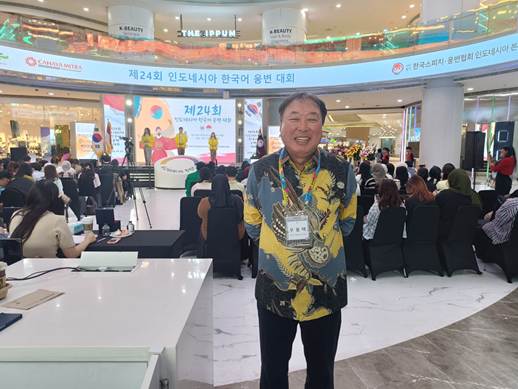 행사장에서 만난 우용택 웅변협회 인도네시아 본부장 - 출처: 통신원 촬영