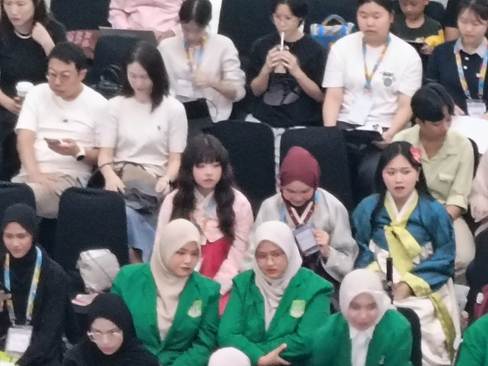 한복 차림의 인도네시아 교육대학교(UPI) 학생들 - 출처: 통신원 촬영 