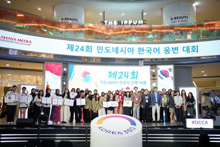 제24회 인도네시아 한국어 웅변대회 수상자들의 단체 사진 - 출처: 웅변협회 제공