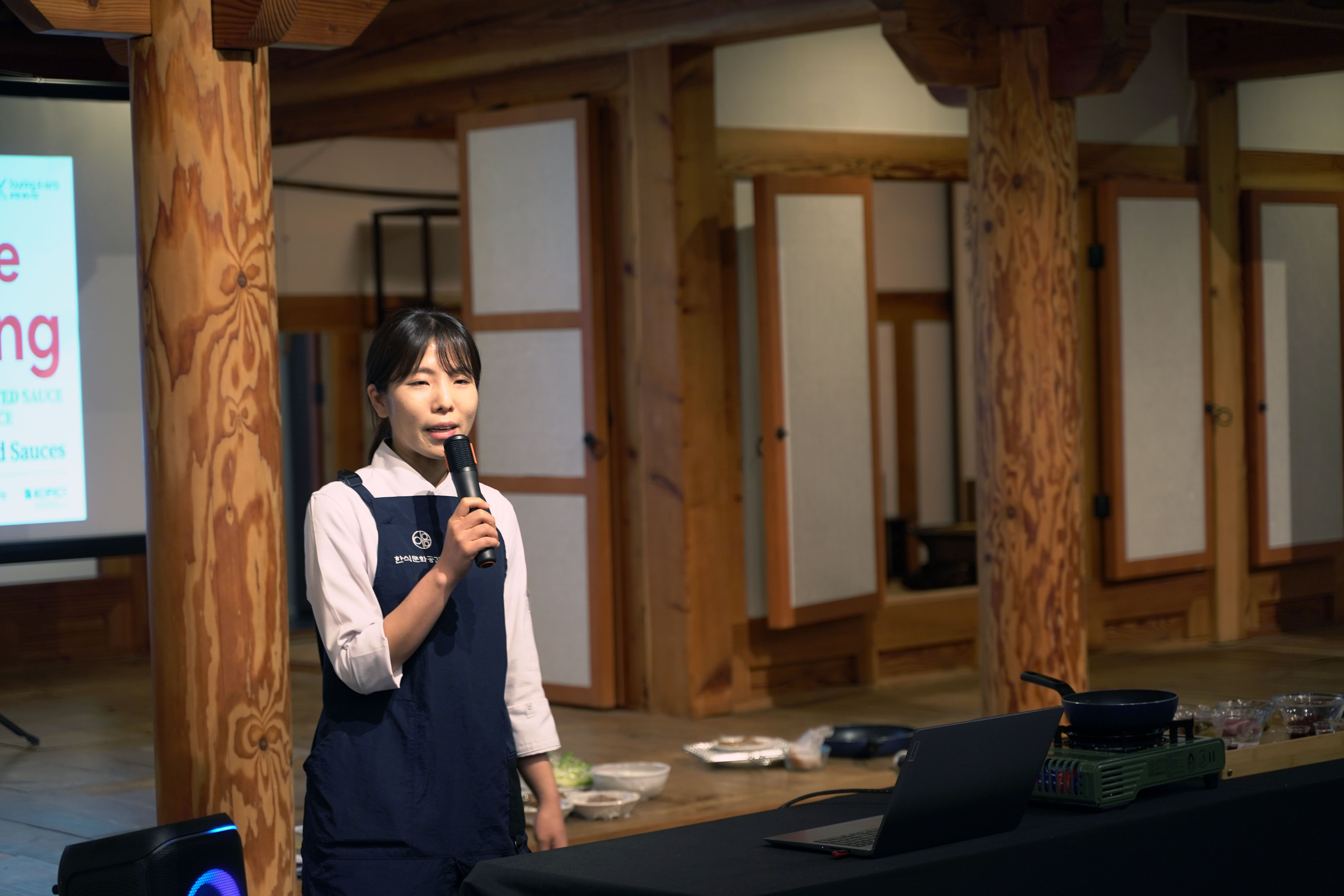 행사 진행을 맡은 오승안 한식진흥원 한식교육팀 대리 - 출처: 통신원 촬영