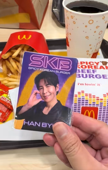  SKB 포토카드를 인증하는 현지 한류팬 