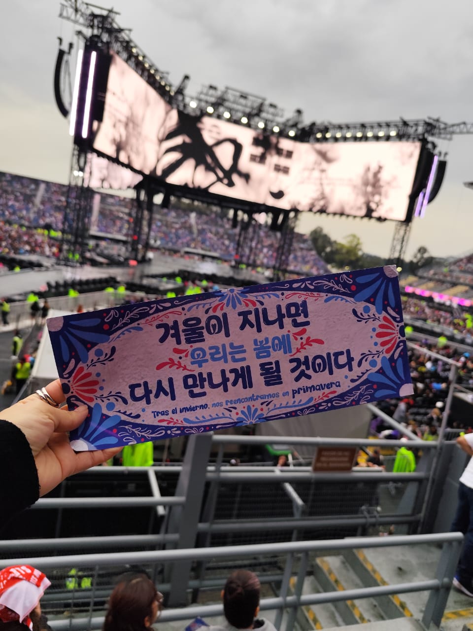 2026년 5월 멕시코시티에서 열린 방탄소년단의 마지막 공연 날의 응원 문구 

        - 출처: 통신원 촬영