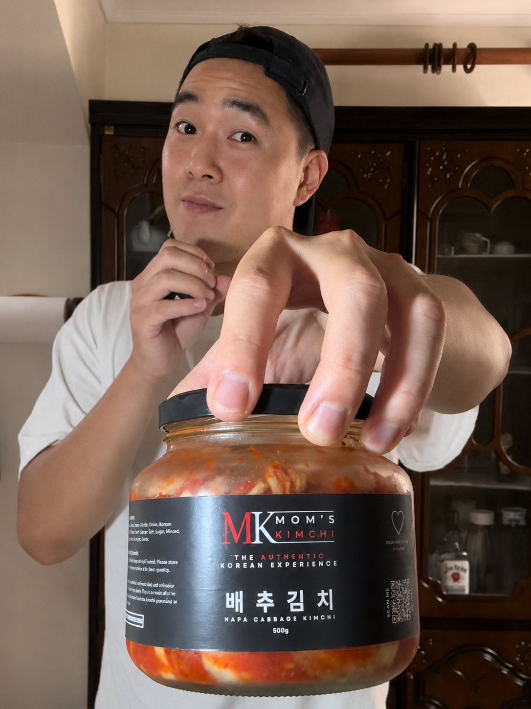 배추김치를 소개하는 맘스김치(Mom's Kimchi) 김민제 대표