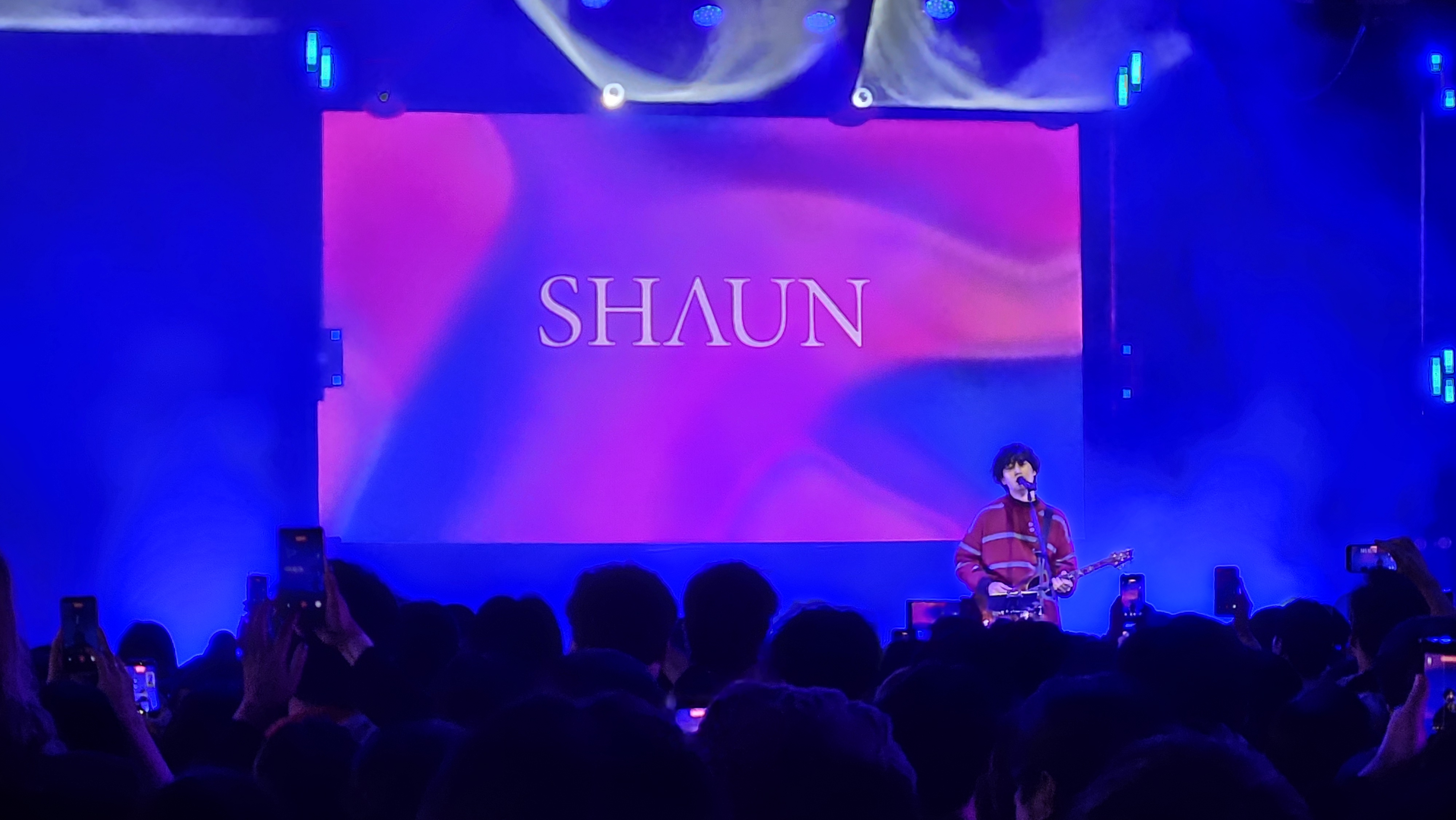 관객들의 응원에 멋진 공연으로 화답하고 있는 가수 숀(SHAUN) 