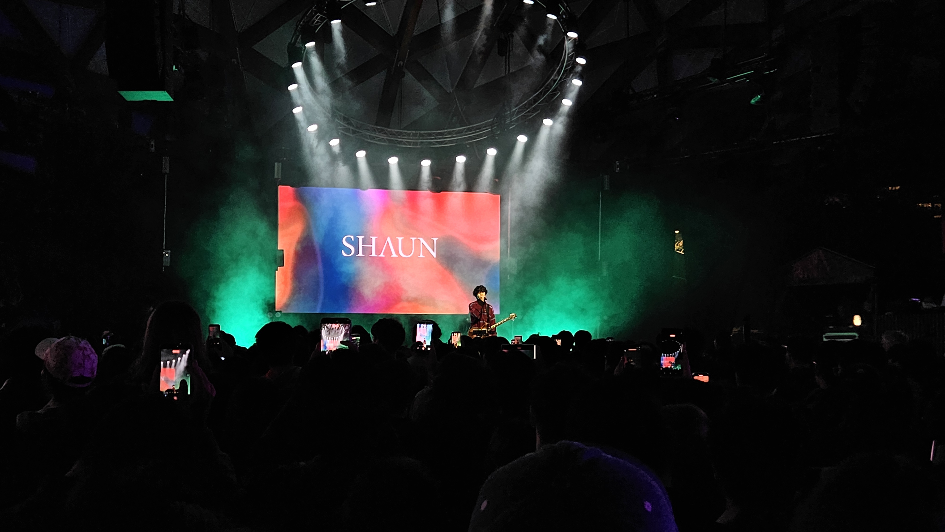 무대에 선 가수 숀(SHAUN)
