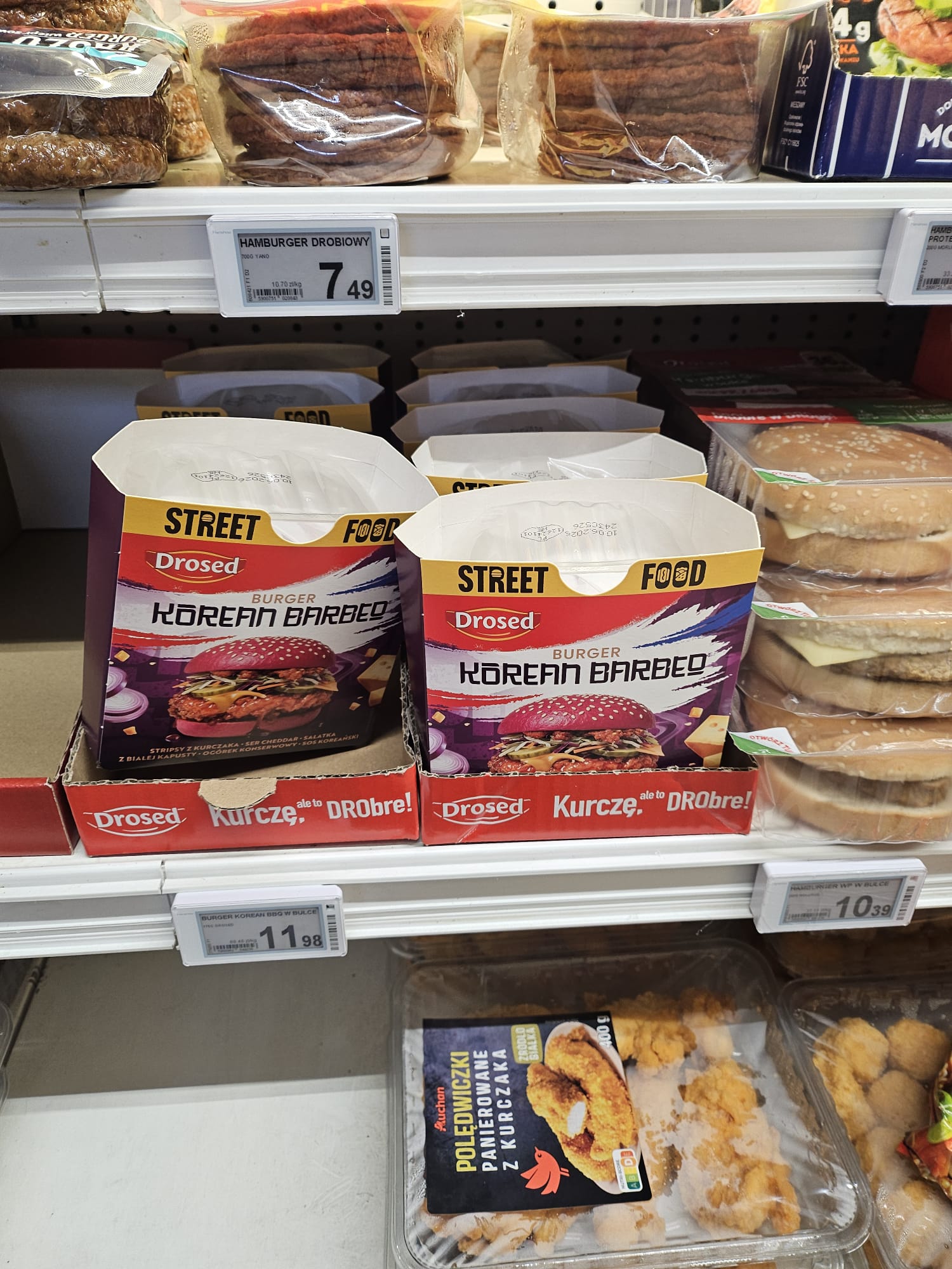 폴란드 대형마트 오샹(Auchan)에서 판매하는 한국식 요소를 가미한 햄버거 제품