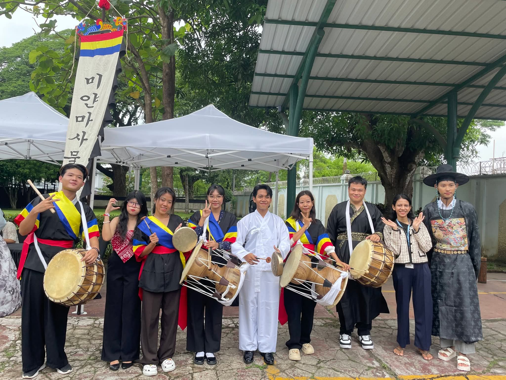  한국 대사관의 사물놀이 무대