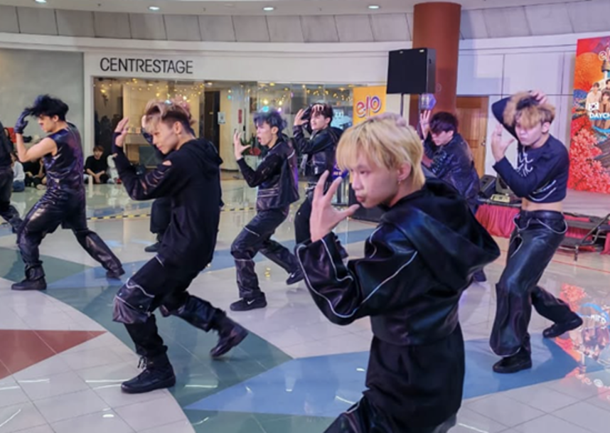우와 축제에 참가한 현지 케이팝 댄스팀