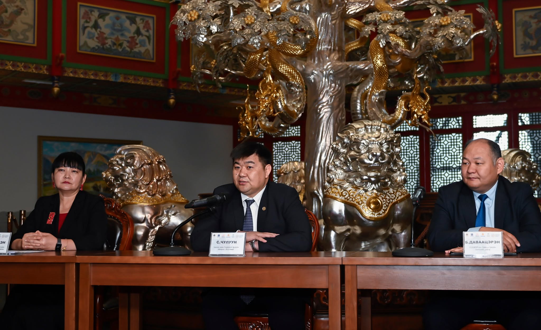  국제포럼 개최에 대한 기자회견(가운데 출룬(S.Chuluun) 칭기스칸박물관 관장) 