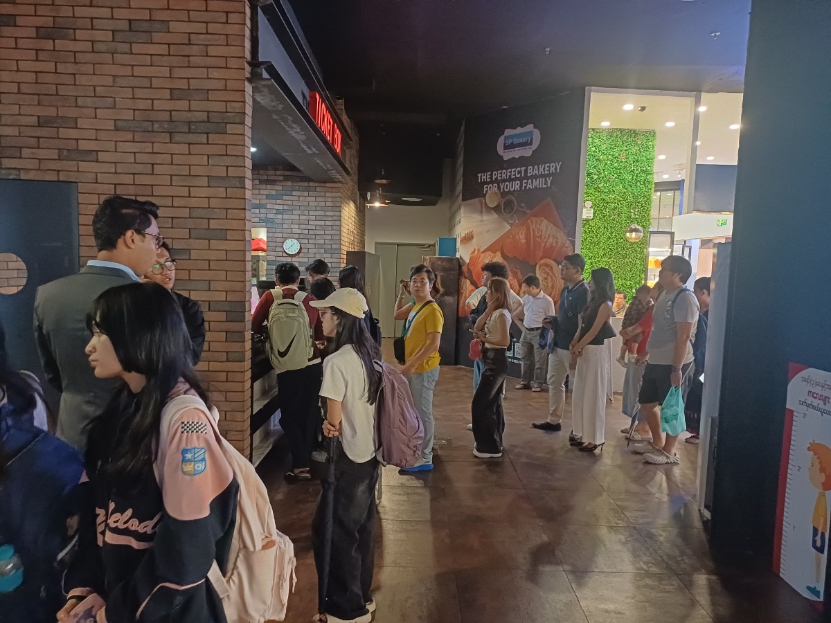 영화 〈군체〉를 보기위해 매표소에 줄을 선 사람들(좌), 〈군체〉가 끝난 뒤 퇴장하는 미얀마 사람들(우) 사진출처 : 통신원 직접 촬영 1