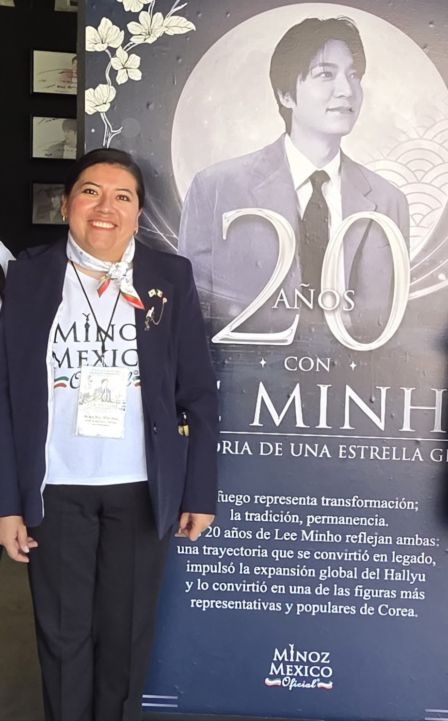 이민호 20주년 포스터 앞에 선 로사 멘데스 미노즈 멕시코 오피시알(Minoz México Oficial) 대표