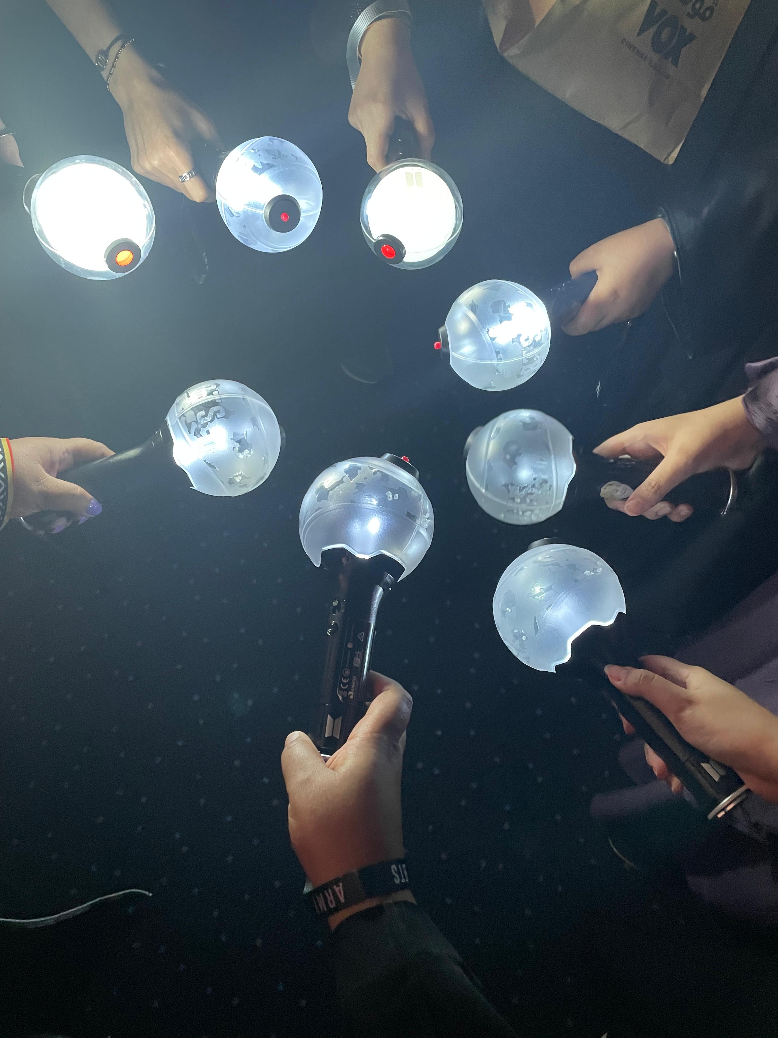 영화관에서 방탄소년단 라이브뷰잉을 관람하며 응원봉 '아미밤(ARMY Bomb)'을 밝히고 있는 사우디 아미들