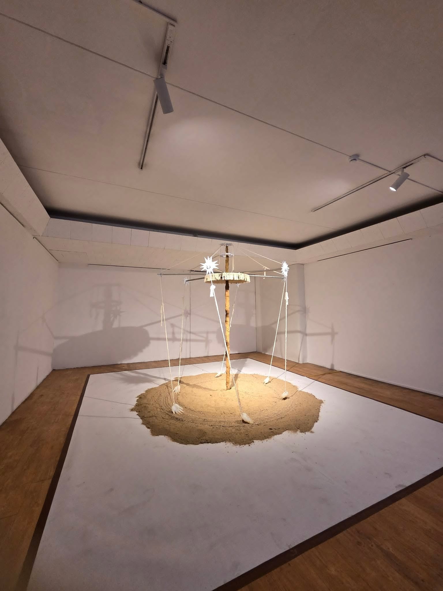 정덕용 작가의 '아니요, 모르겠는데요'(2026, 설치, 혼합 매체, 90x90x190cm) 