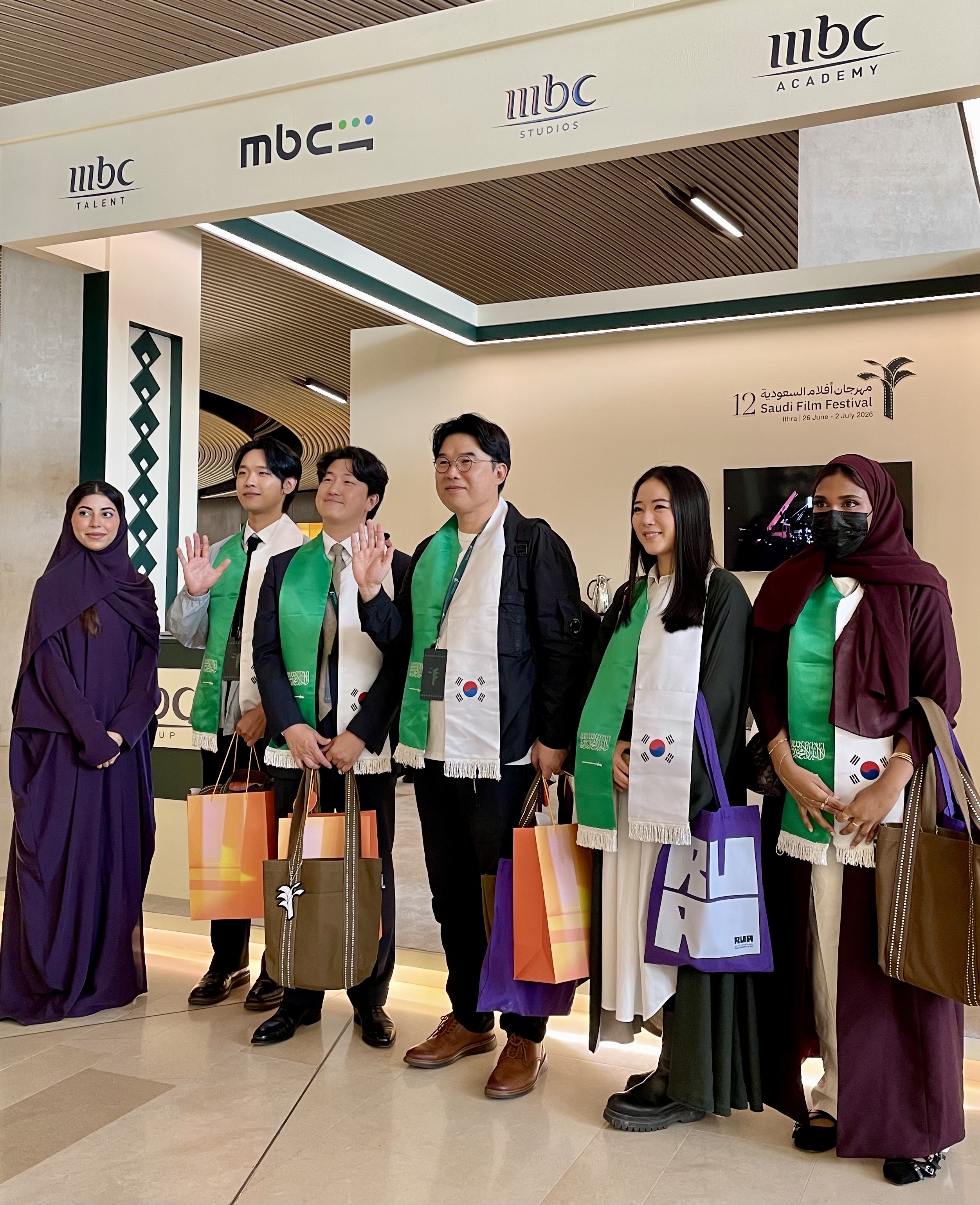 MBC 아카데미(MBC Academy) 관계자와 한국 영화 초청 게스트, 통신원, 통역사