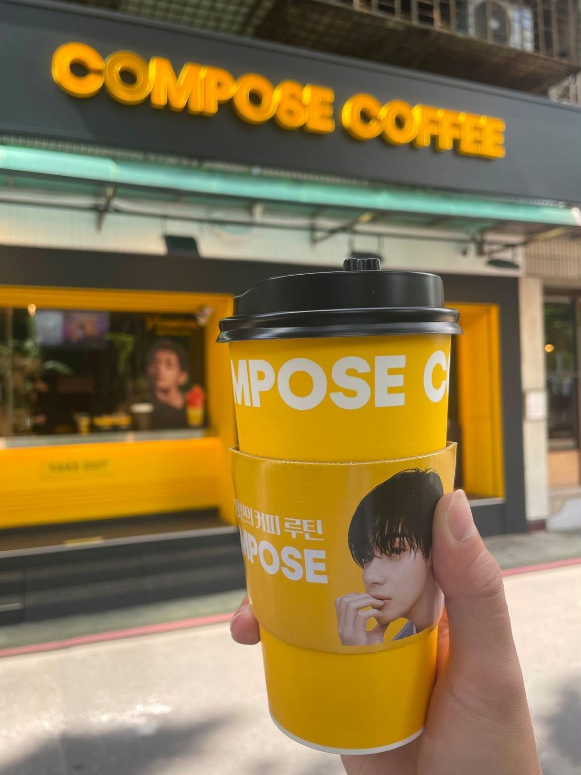 대만 컴포즈커피에서 판매하는 음료의 모습. 광고 모델 뷔의 컵홀더가 끼워져 있다