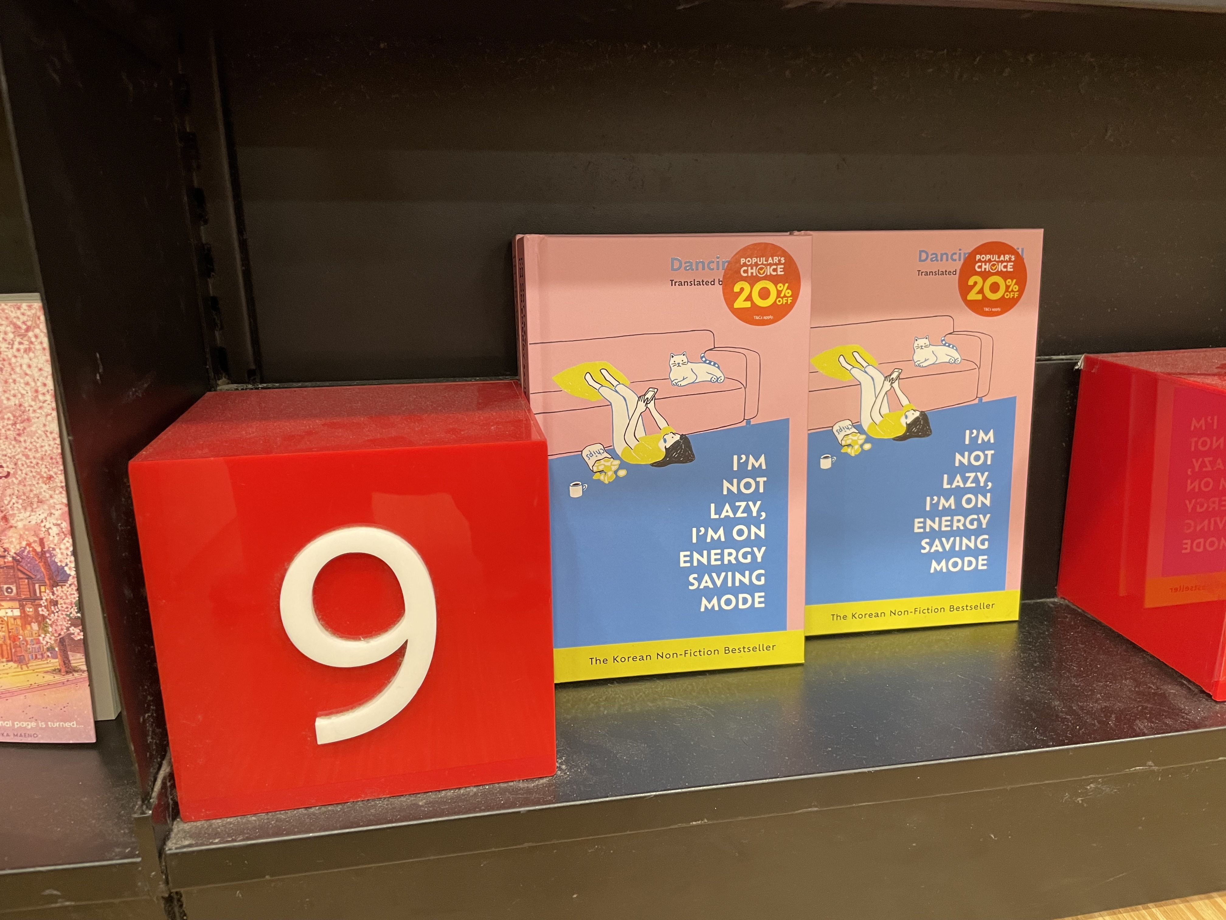 싱가포르 파퓰러 북스토어(POPULAR Bookstore) 비소설 베스트셀러 코너 9위에 오른 한국 에세이 『게으른 게 아니라 충전 중입니다』
