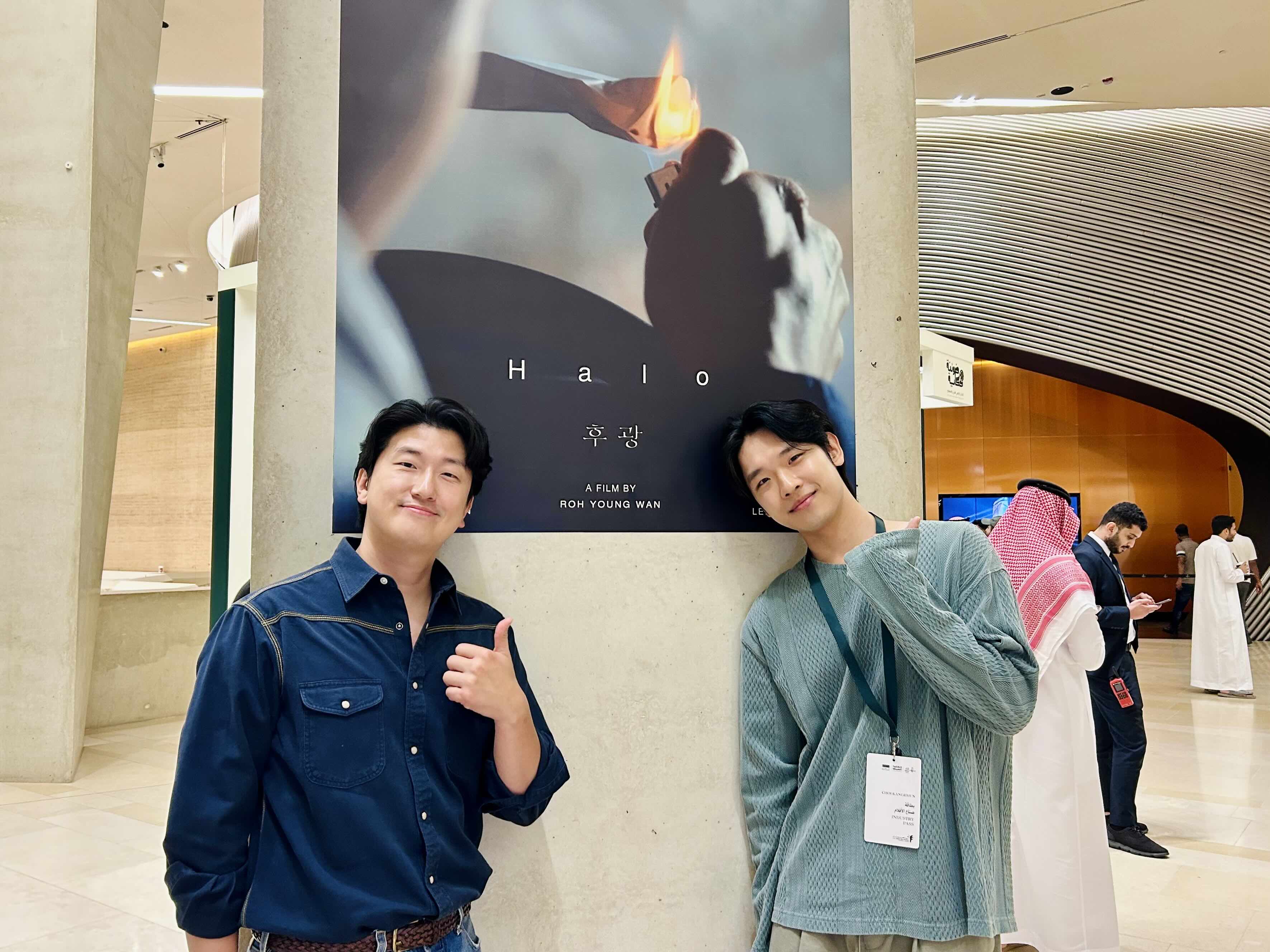  사우디 필름 페스티벌 행사장에 전시된 한국 영화 포스터와 영화 ‘후광’의 노영완 감독, 최강현 배우