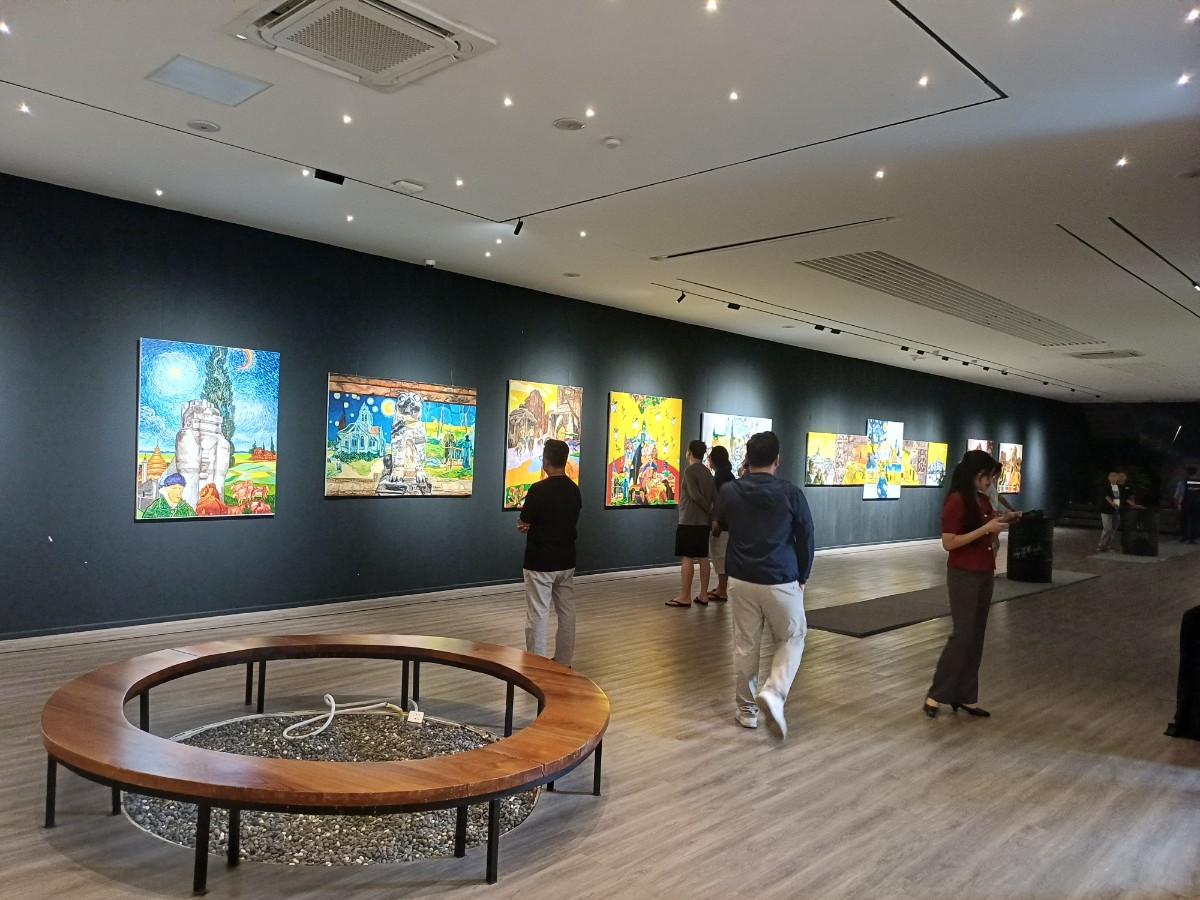 반 고흐와 고갱의 바간 방문(Van Gogh and Gauguin Visit to Bagan)' 전시회를 구경하는 사람들1