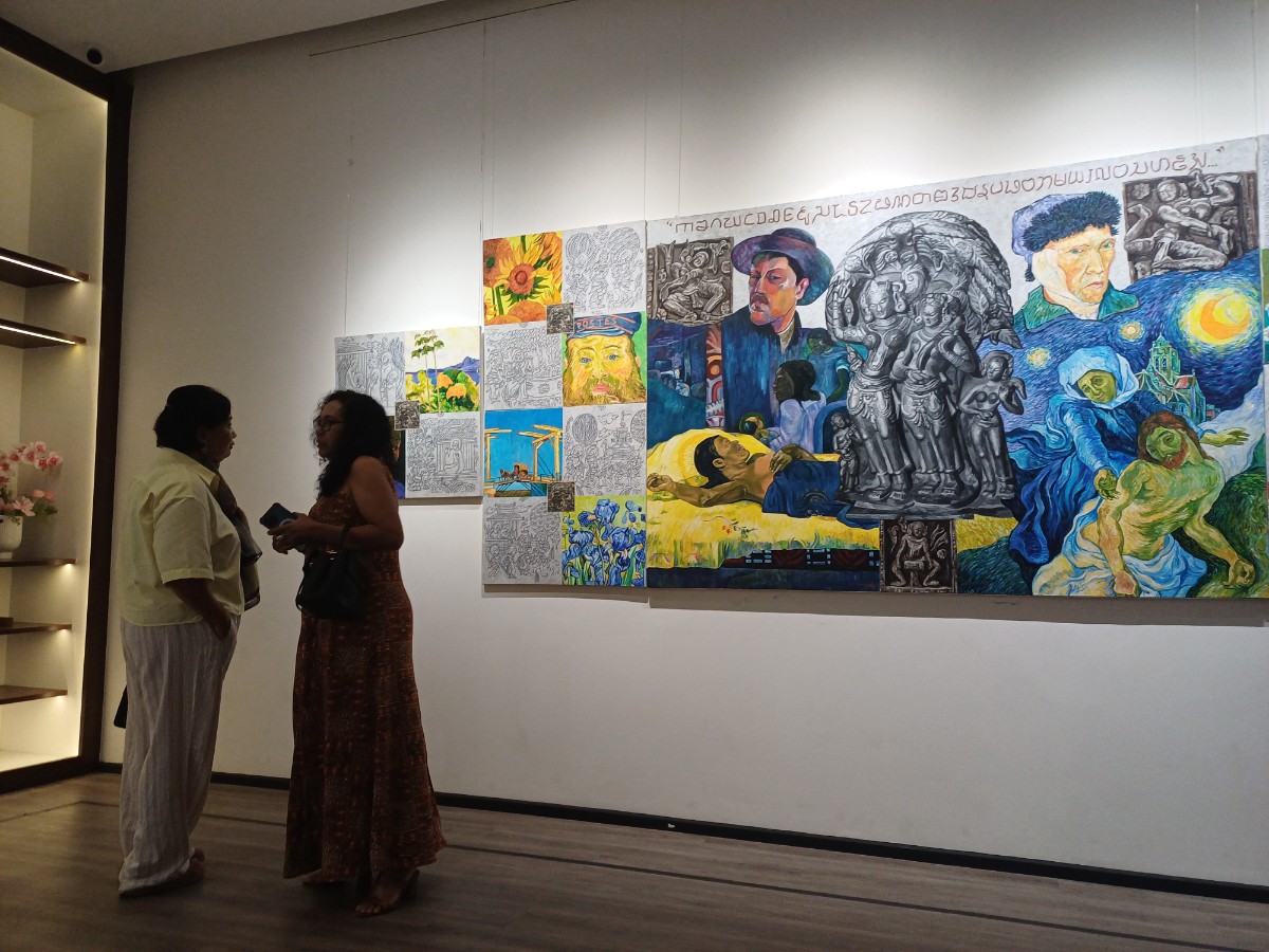 반 고흐와 고갱의 바간 방문(Van Gogh and Gauguin Visit to Bagan)' 전시회를 구경하는 사람들2