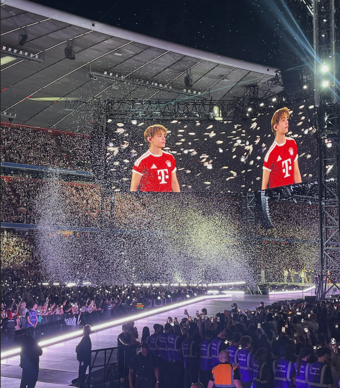 FC 바이에른 뮌헨(FC Bayern München) 유니폼을 입고 공연하는 방탄소년단 뷔(V) 
