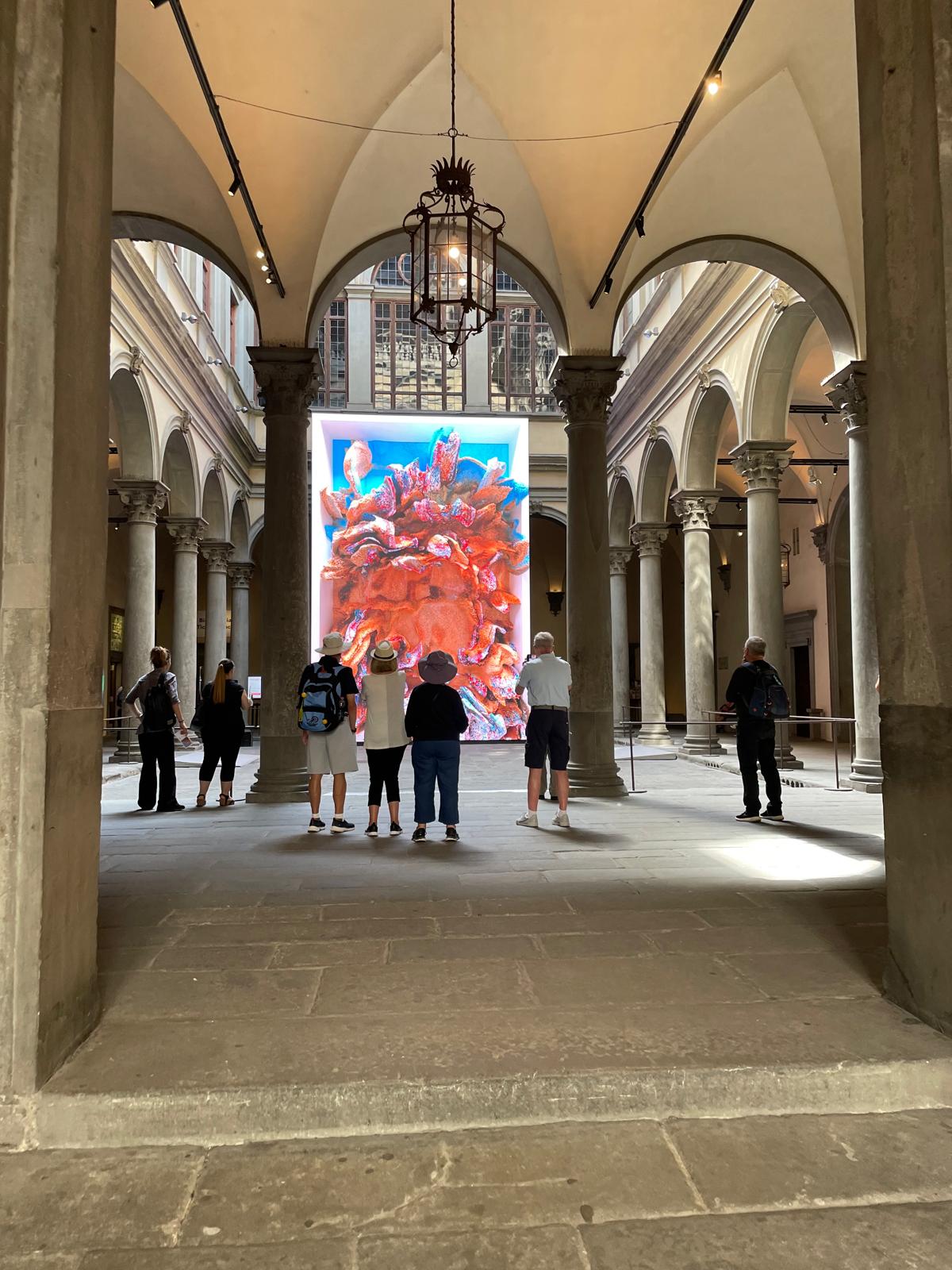 피렌체의 대표 미술관 팔라초 스트로치(Palazzo Strozzi)에서 작품을 감상하는 관람객들. 이탈리아는 새 문화유산 개혁법을 통해 미술시장의 국제 경쟁력 강화에 나서고 있
