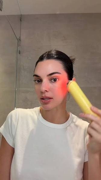 켄달 제너(Kendall Jenner)가 메디큐브(Medicube) 디바이스를 사용하는 영상