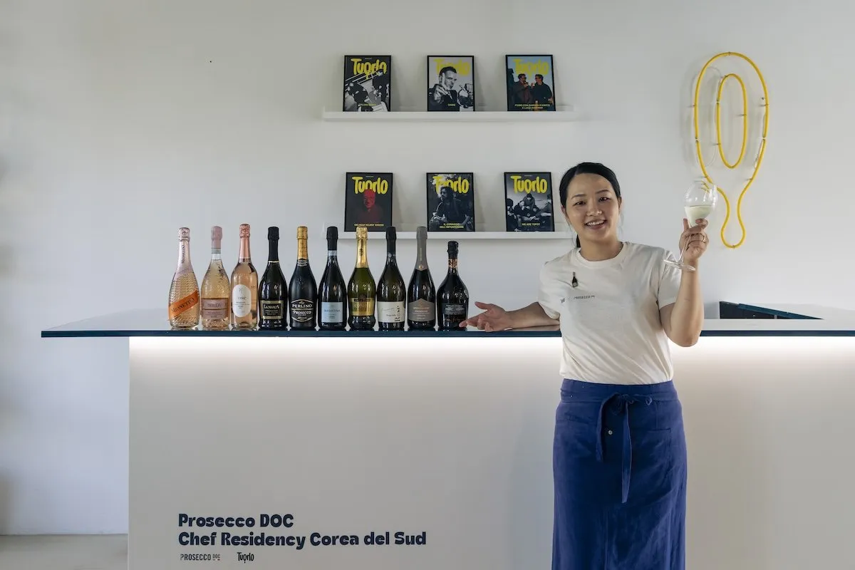 셰프 레지던시 2026’ 현장에서 프로세코 와인을 선보이는 윤아름 셰프