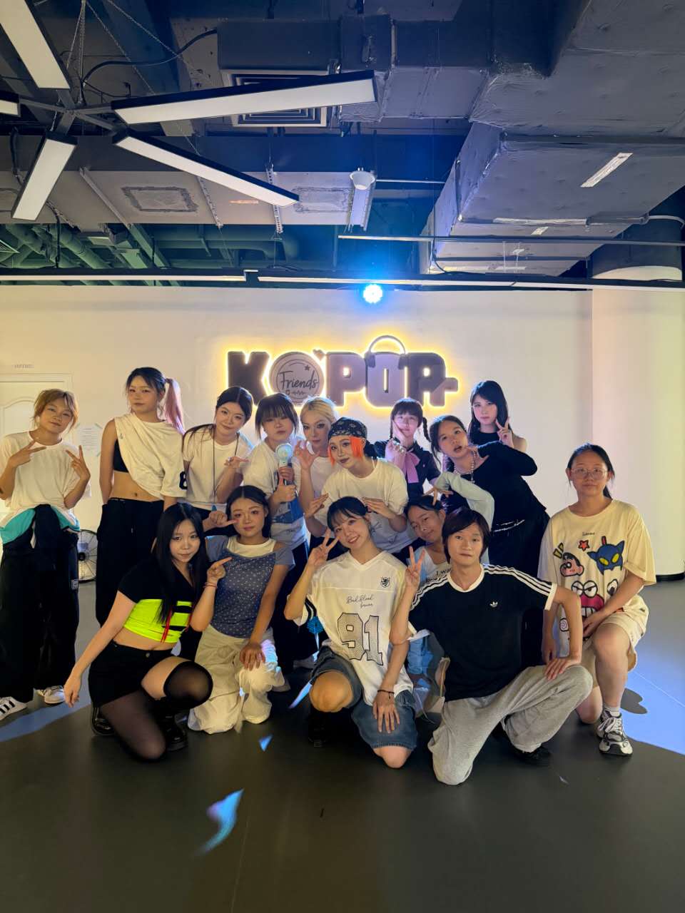 이원영 강사(맨 앞줄 흰 옷)와 제자들의 기념촬영